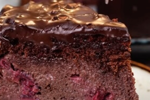 Cherry Bliss: The Irresistibly Boozy Cake Delight!