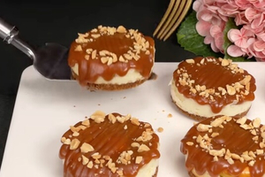 Lemon Zest & Caramel Nest: Irresistible Mini Cheesecakes!