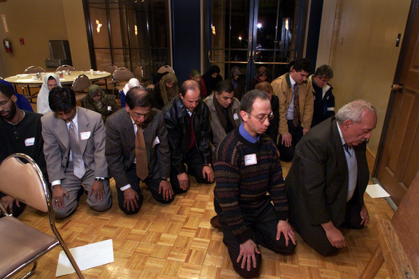/global/images/photo/IC-Articles/MPAC-Pray-in-Church__600x400.JPG