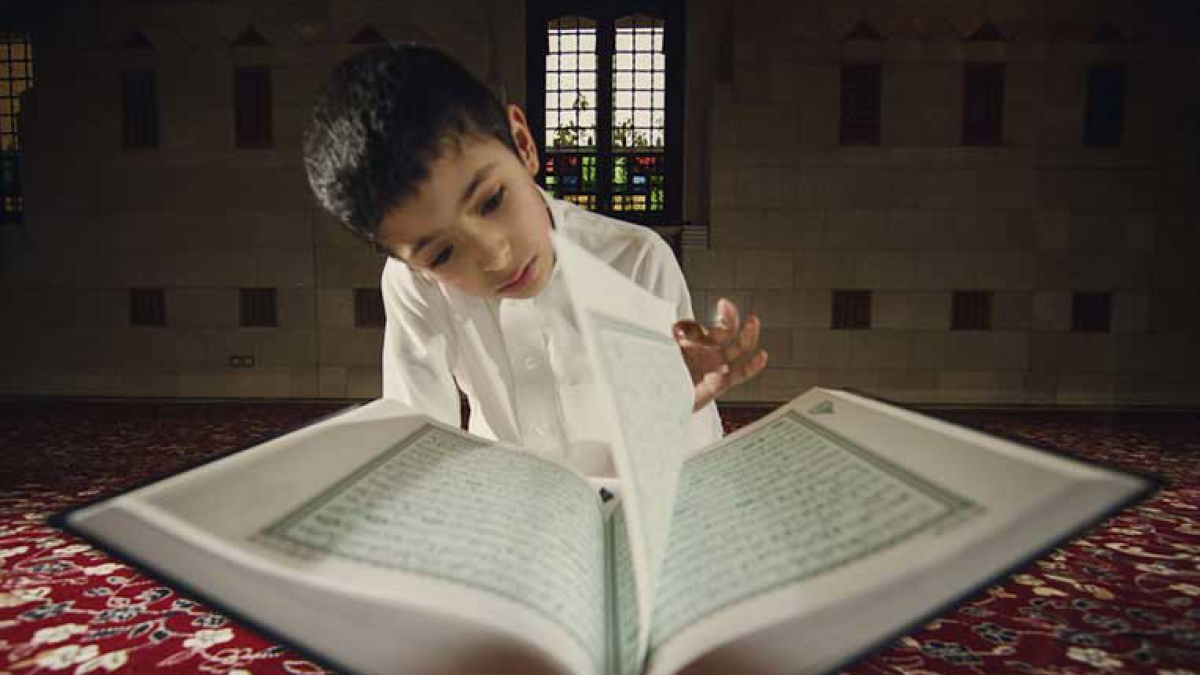 Красивая голосом кораном. Человек с Кораном. Чтение Корана. Мальчик с Кораном.