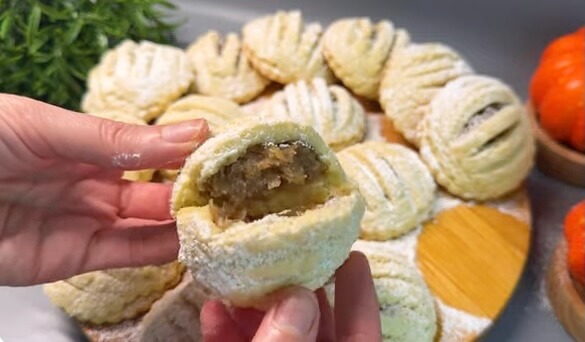 Queen's Treat: Irresistible Apple Hazelnut Cookies for the Majestic Palate!