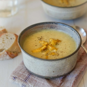Curried Cauliflower Soup with Apples